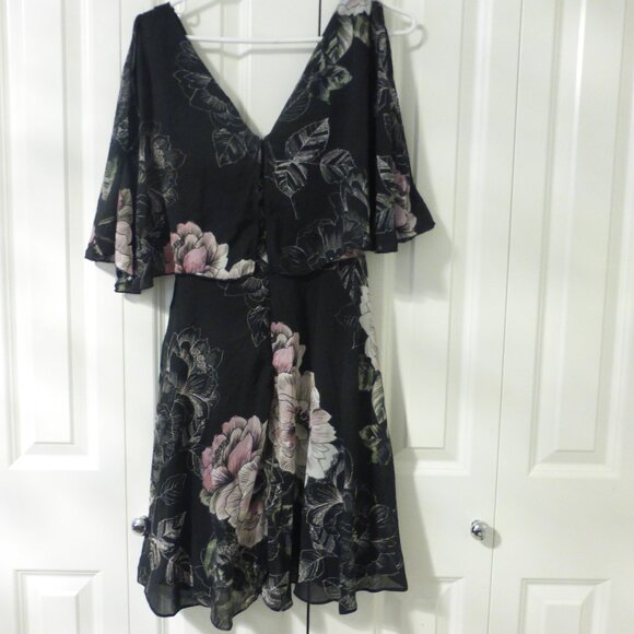 NWT LE CHATEAU black & pink floral flutter sleeve dress - Picture 3 of 15